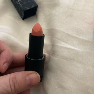 Jeffree Star Vibrant Peach Lipstick Color Basic HTML
